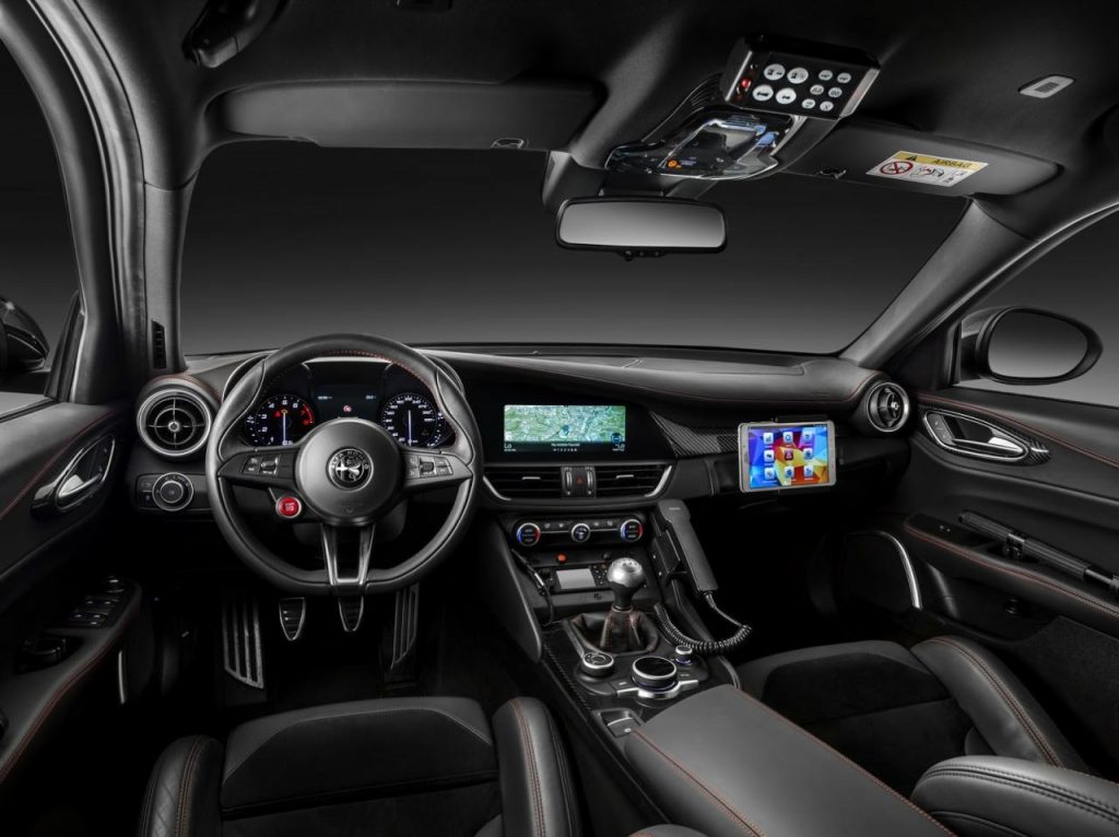 hd-deux_alfa_romeo_giulia_quadrifoglio_pour_la_gendarmerie_italienne_1-16