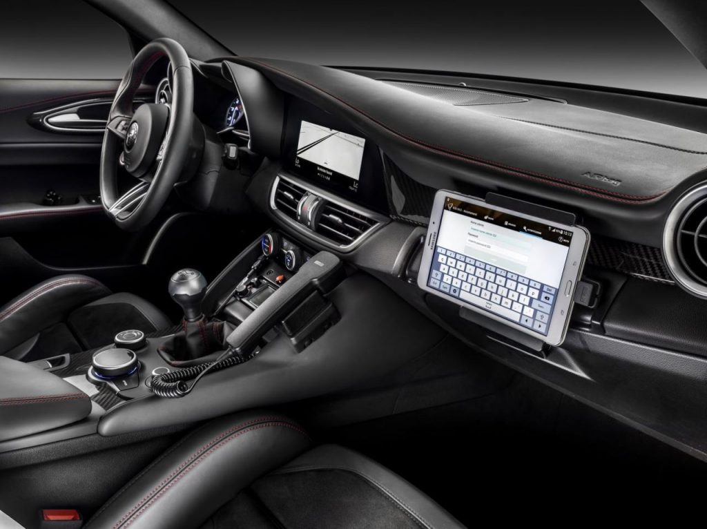 hd-deux_alfa_romeo_giulia_quadrifoglio_pour_la_gendarmerie_italienne_1-17