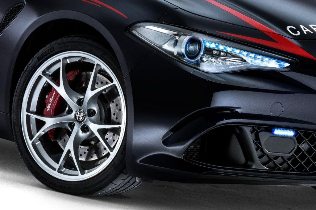 hd-deux_alfa_romeo_giulia_quadrifoglio_pour_la_gendarmerie_italienne_1-25