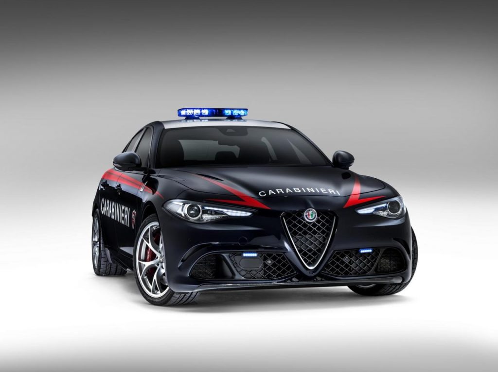 hd-deux_alfa_romeo_giulia_quadrifoglio_pour_la_gendarmerie_italienne_1-35