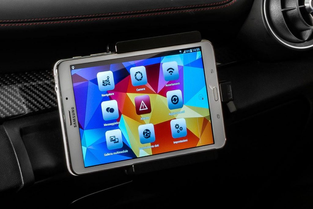 hd-deux_alfa_romeo_giulia_quadrifoglio_pour_la_gendarmerie_italienne_1-5