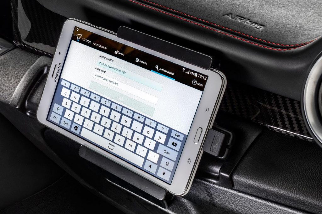 hd-deux_alfa_romeo_giulia_quadrifoglio_pour_la_gendarmerie_italienne_1-6