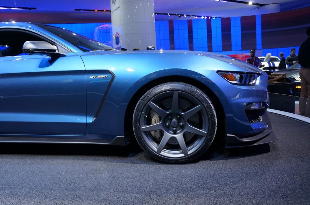 hd-dtroit_2015_live_ford_shelby_gt350r_mustang_1-11