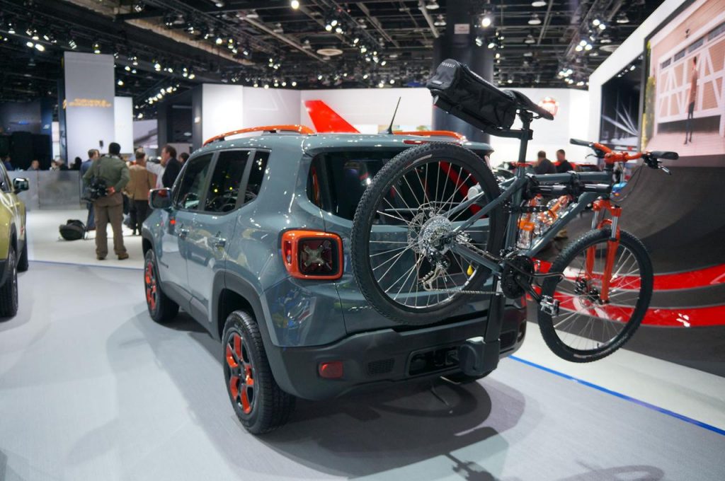 hd-dtroit_2015_live_jeep_renegade_mopar_1-13