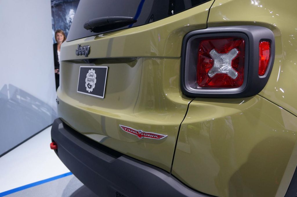 hd-dtroit_2015_live_jeep_renegade_mopar_1-7