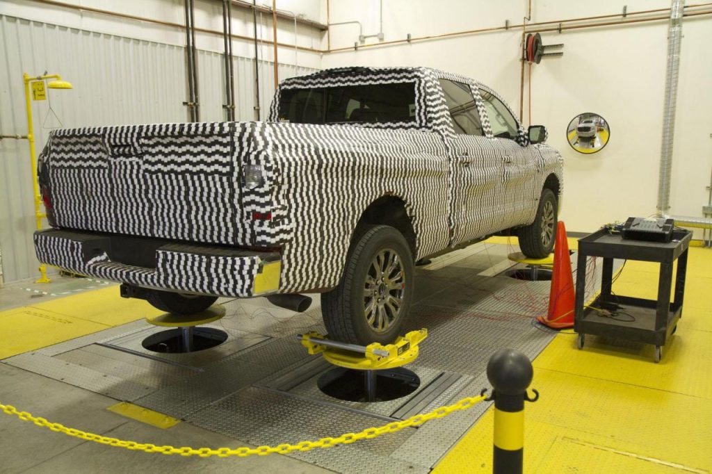 hd-dtroit_2015_nissan_titan_suite_du_teasing_1-2