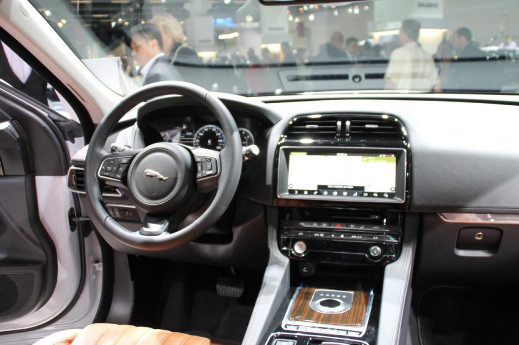 hd-francfort_2015_live_jaguar_f_pace_1-2