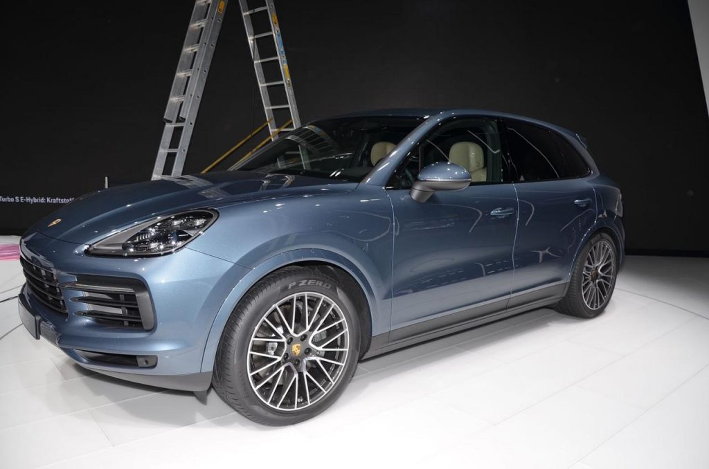 hd-francfort_2017_live_porsche_cayenne_turbo_vido_1-1