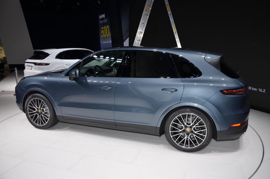 hd-francfort_2017_live_porsche_cayenne_turbo_vido_1-3