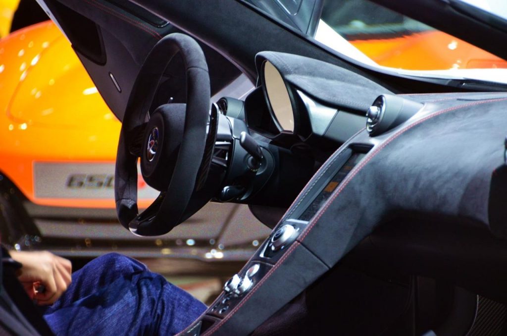 hd-genve_2015_live_mclaren_675lt_1-4
