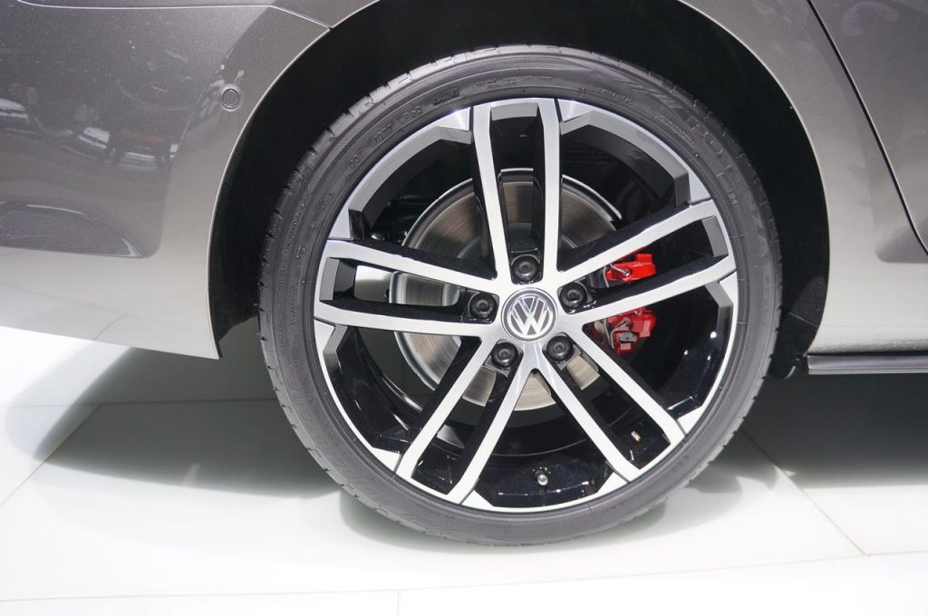hd-genve_2015_live_volkswagen_golf_gtd_sw_1-2