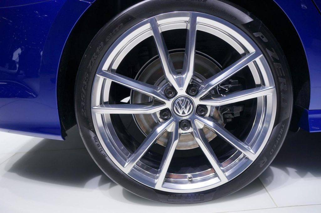 hd-genve_2015_live_volkswagen_golf_r_variant_1-1