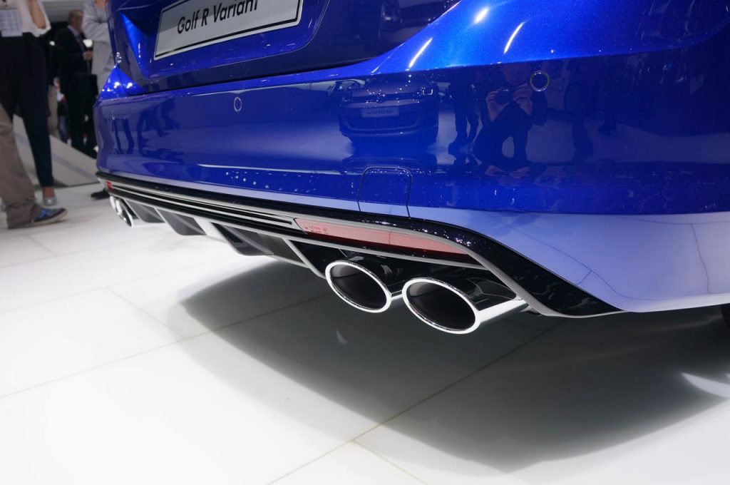 hd-genve_2015_live_volkswagen_golf_r_variant_1-2
