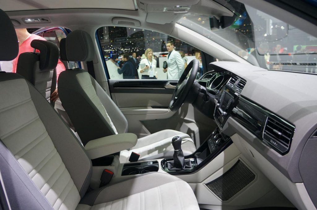 hd-genve_2015_live_volkswagen_touran_1-1