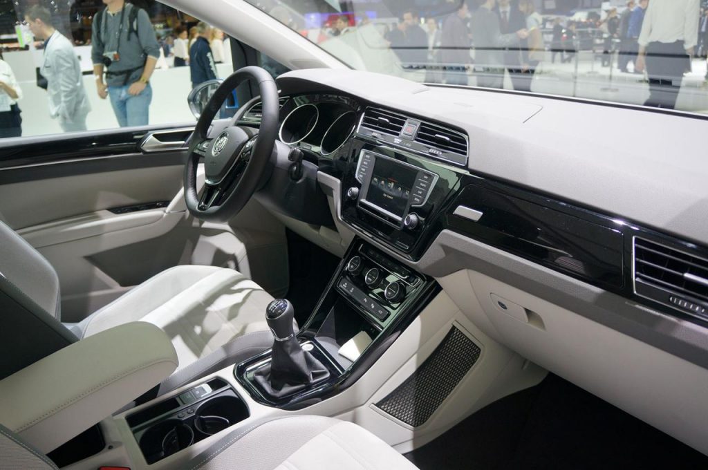 hd-genve_2015_live_volkswagen_touran_1-2
