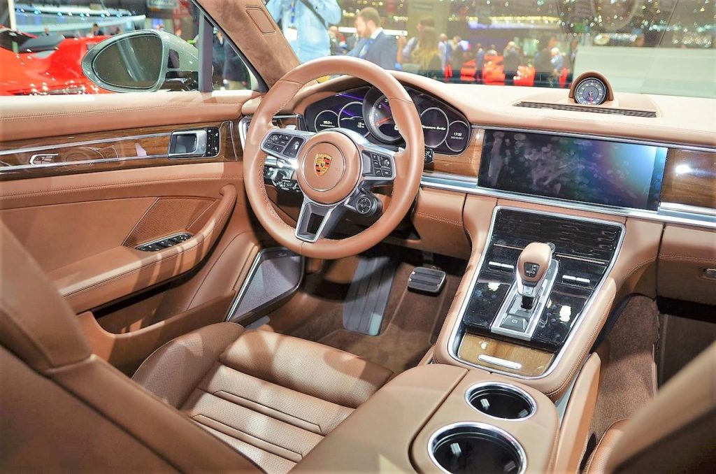 hd-genve_2017_live_porsche_panamera_sport_turismo_1-11
