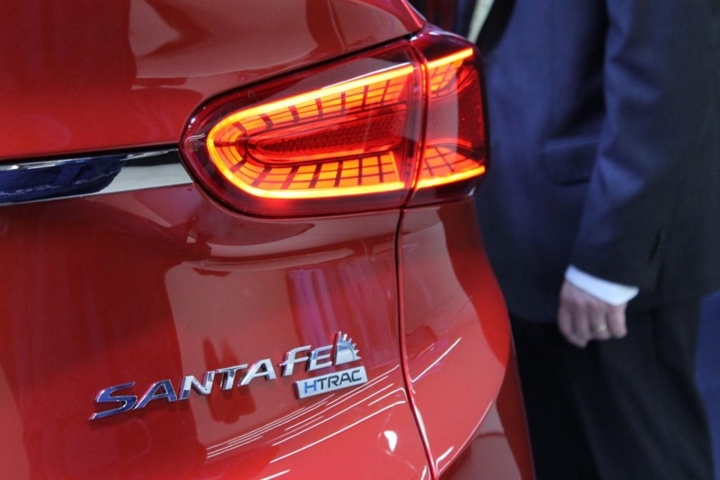 hd-genve_2018_live_hyundai_santa_fe_1-11