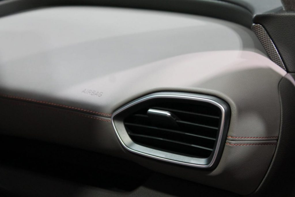 hd-genve_2018_live_hyundai_santa_fe_1-5