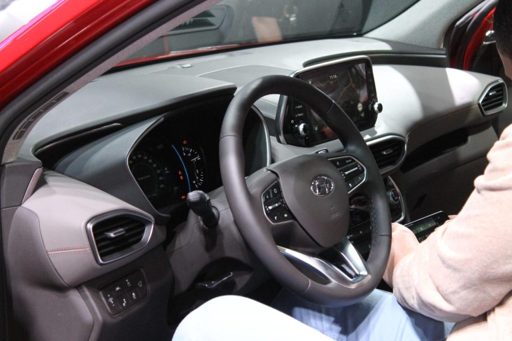 hd-genve_2018_live_hyundai_santa_fe_1-8