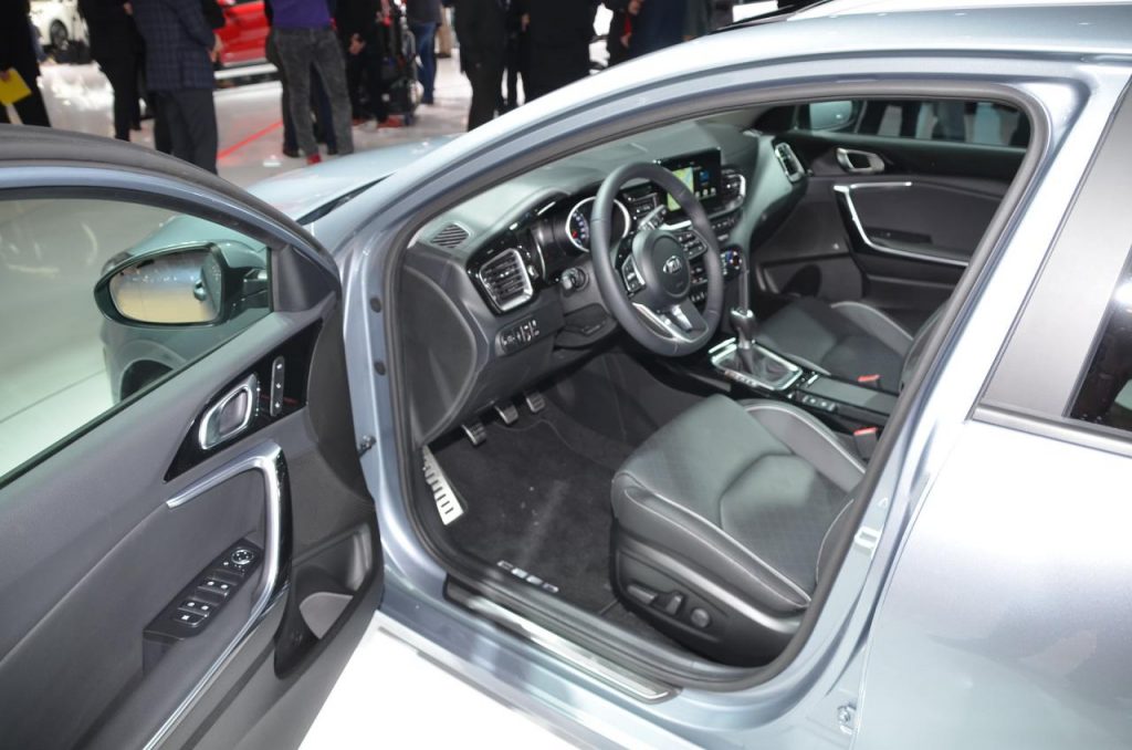 hd-genve_2018_live_kia_ceed_sportswagon_vido_1-2