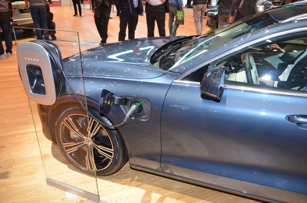 hd-genve_2018_live_volvo_v60_1-10