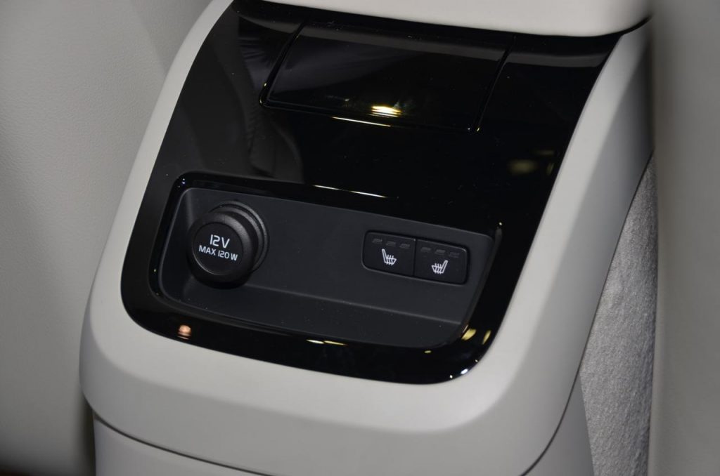 hd-genve_2018_live_volvo_v60_1-13