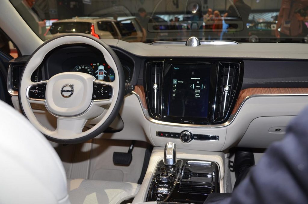 hd-genve_2018_live_volvo_v60_1-14