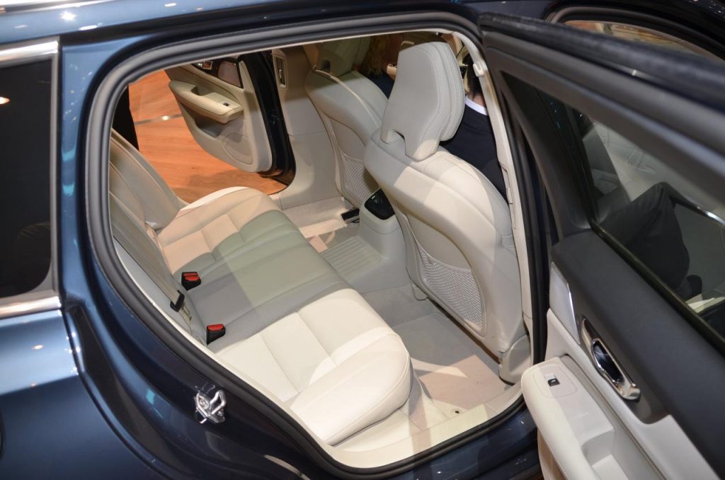 hd-genve_2018_live_volvo_v60_1-15