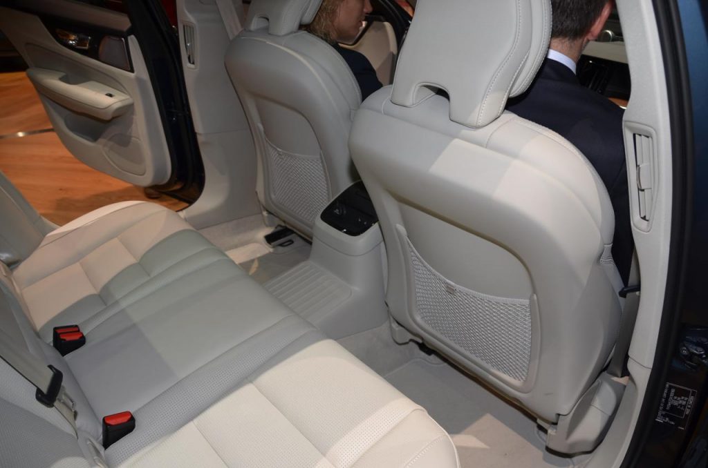 hd-genve_2018_live_volvo_v60_1-16