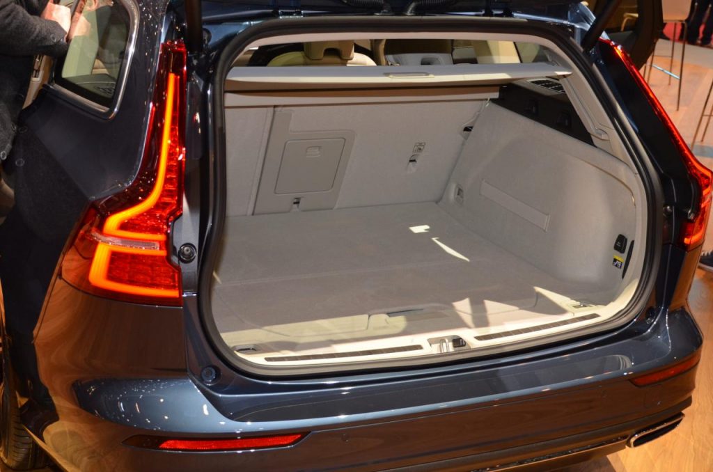 hd-genve_2018_live_volvo_v60_1-17