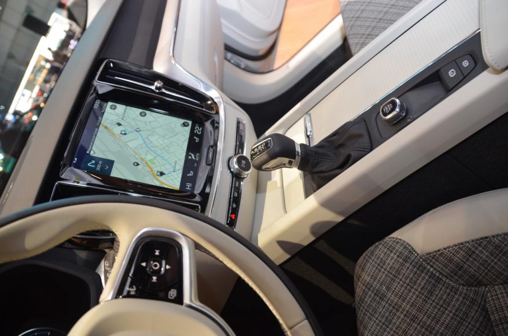 hd-genve_2018_live_volvo_v60_1-2