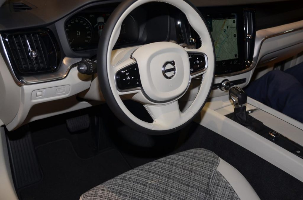 hd-genve_2018_live_volvo_v60_1-3