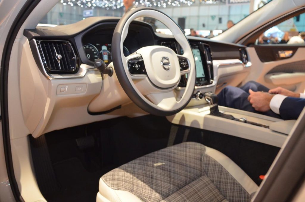 hd-genve_2018_live_volvo_v60_1-4