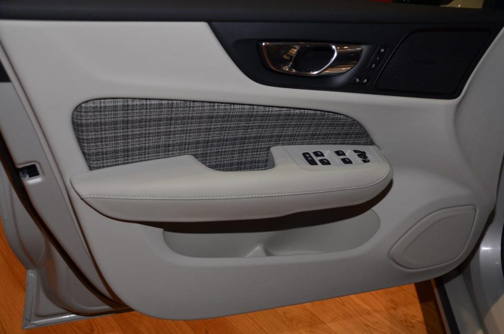 hd-genve_2018_live_volvo_v60_1-5