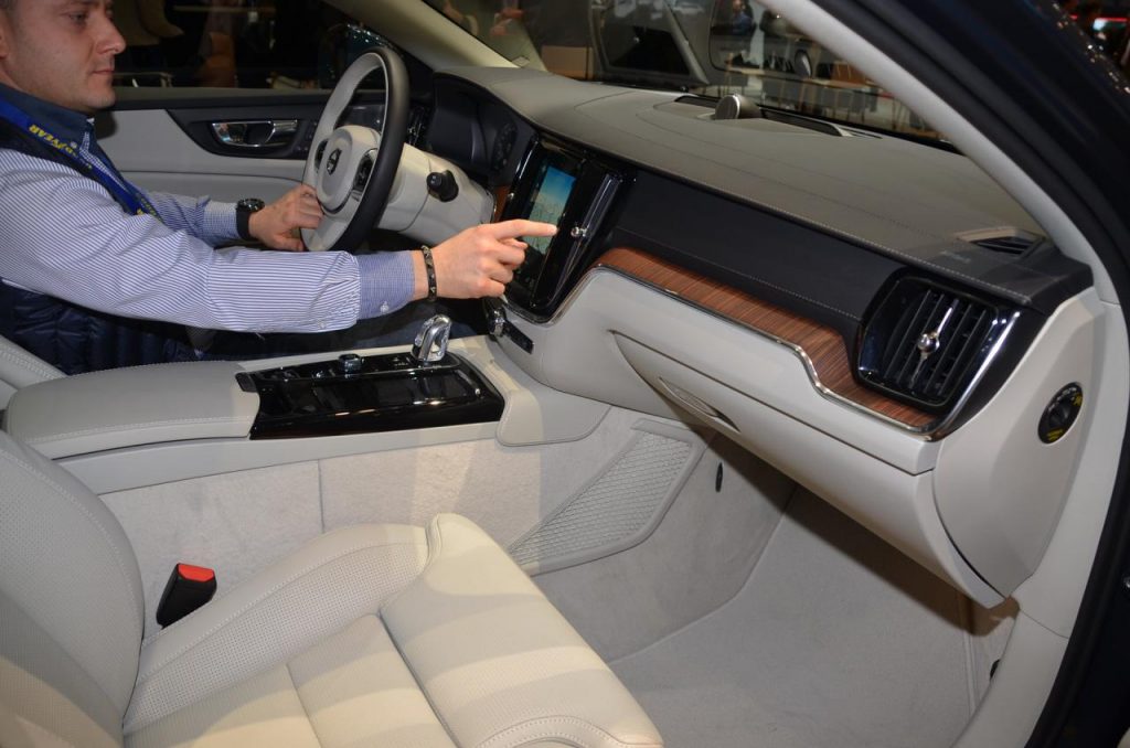 hd-genve_2018_live_volvo_v60_1-6