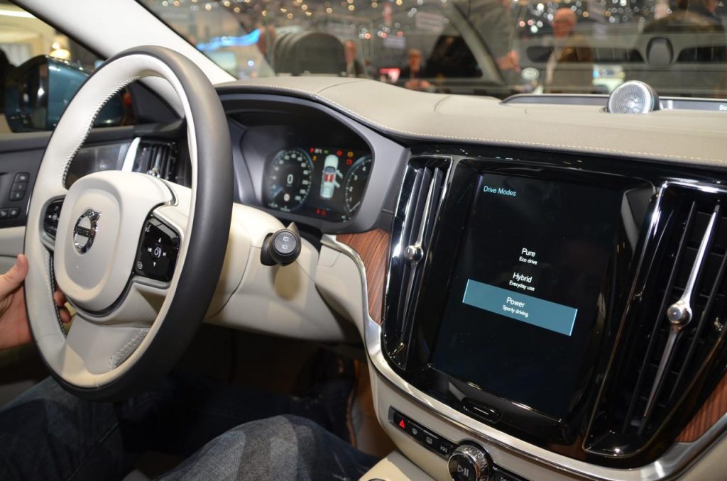 hd-genve_2018_live_volvo_v60_1-7