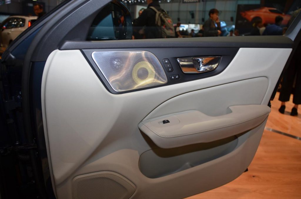 hd-genve_2018_live_volvo_v60_1-8