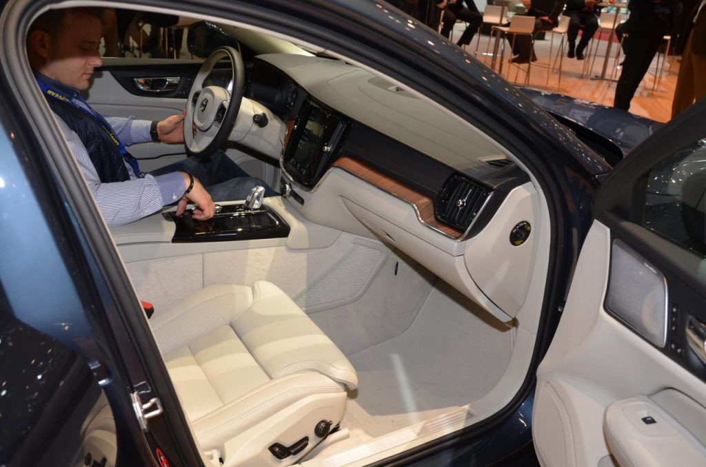 hd-genve_2018_live_volvo_v60_1-9