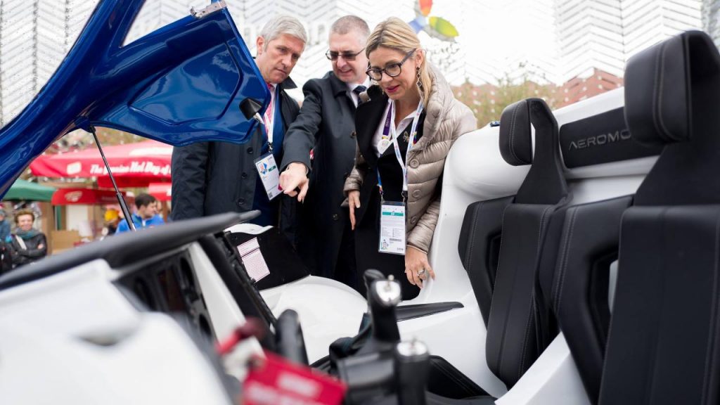 hd-l_aeromobil_joue_les_mannequins_milan_1-1