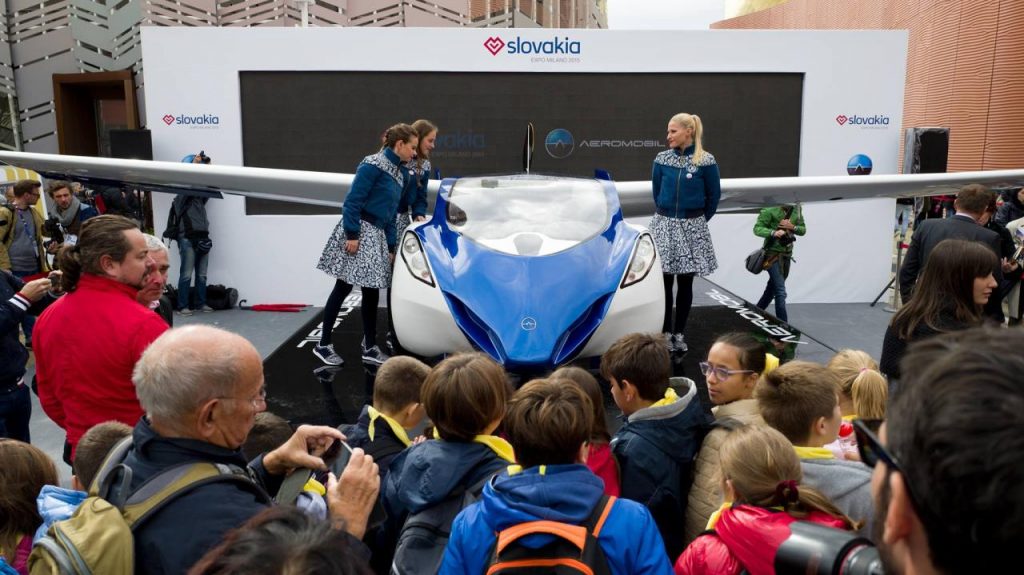 hd-l_aeromobil_joue_les_mannequins_milan_1-2