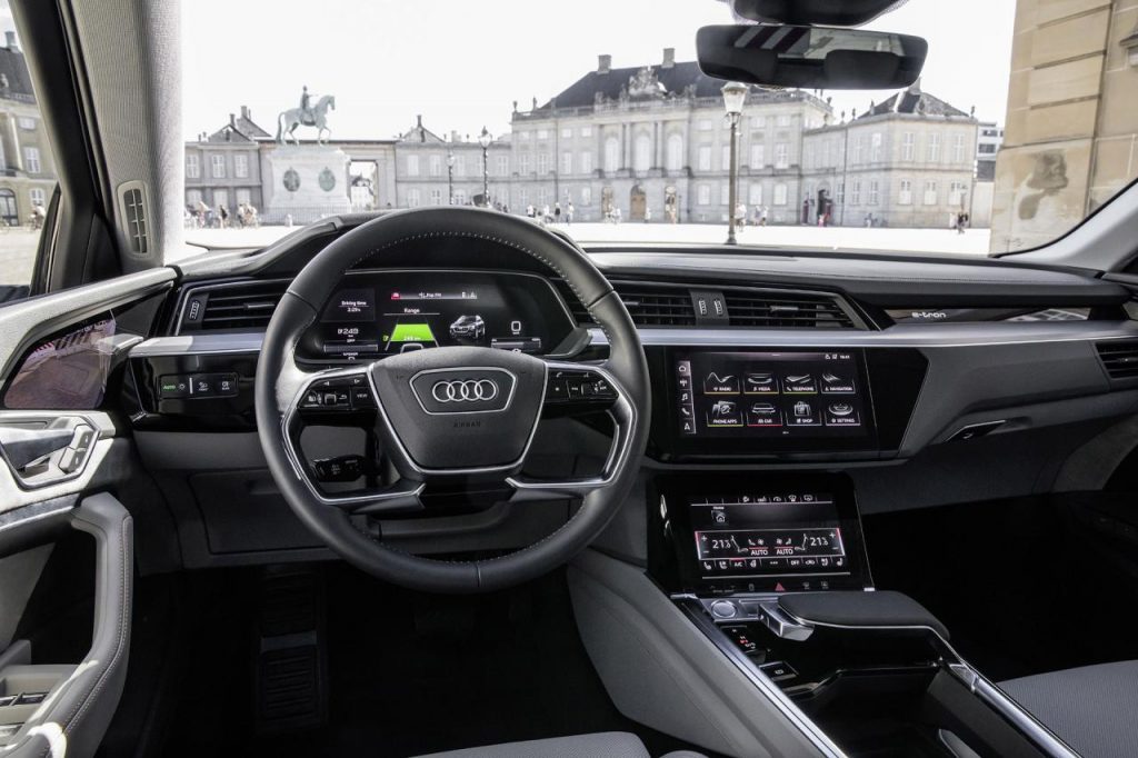 hd-l_audi_etron_montre_son_intrieur_et_ses_rtros_1-16