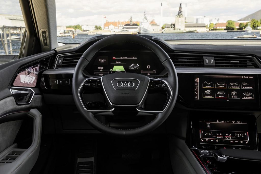 hd-l_audi_etron_montre_son_intrieur_et_ses_rtros_1-18