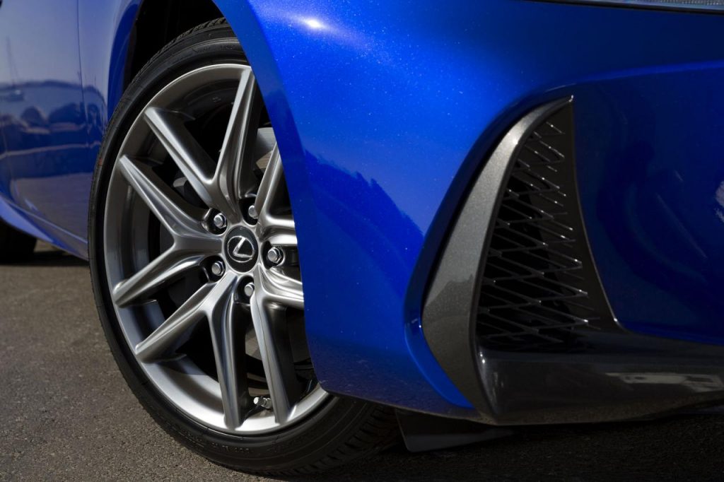 hd-la_lexus_is_restyle_arrive_sur_le_march_1