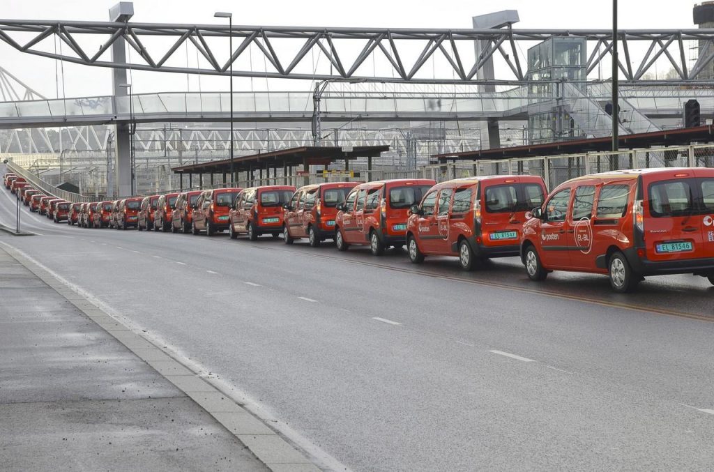 hd-la_poste_norvgienne_en_renault_kangoo_maxi_ze_1-2
