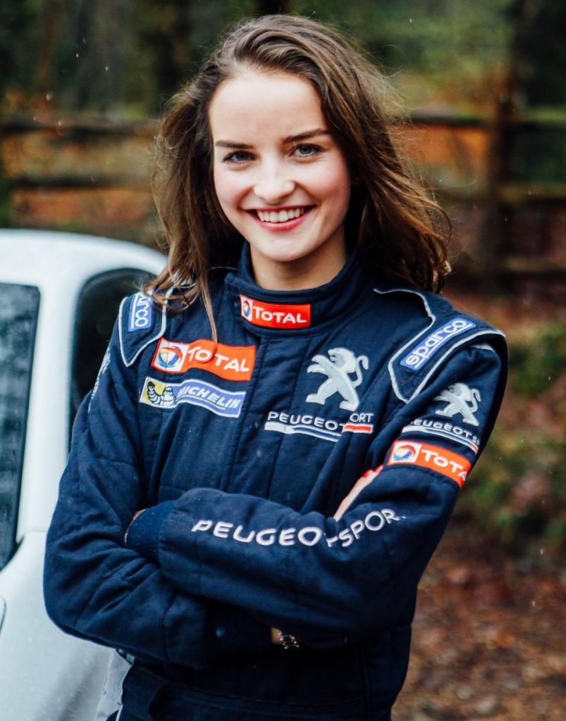 hd-la_rallywoman_munnings_marraine_de_la_peugeot_208_black_1-4