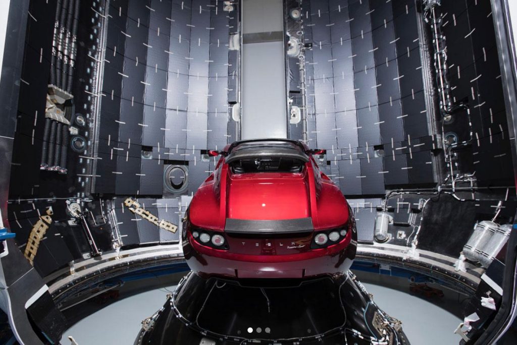 hd-la_tesla_roadster_d_elon_musk_pare_au_dcollage_1-1