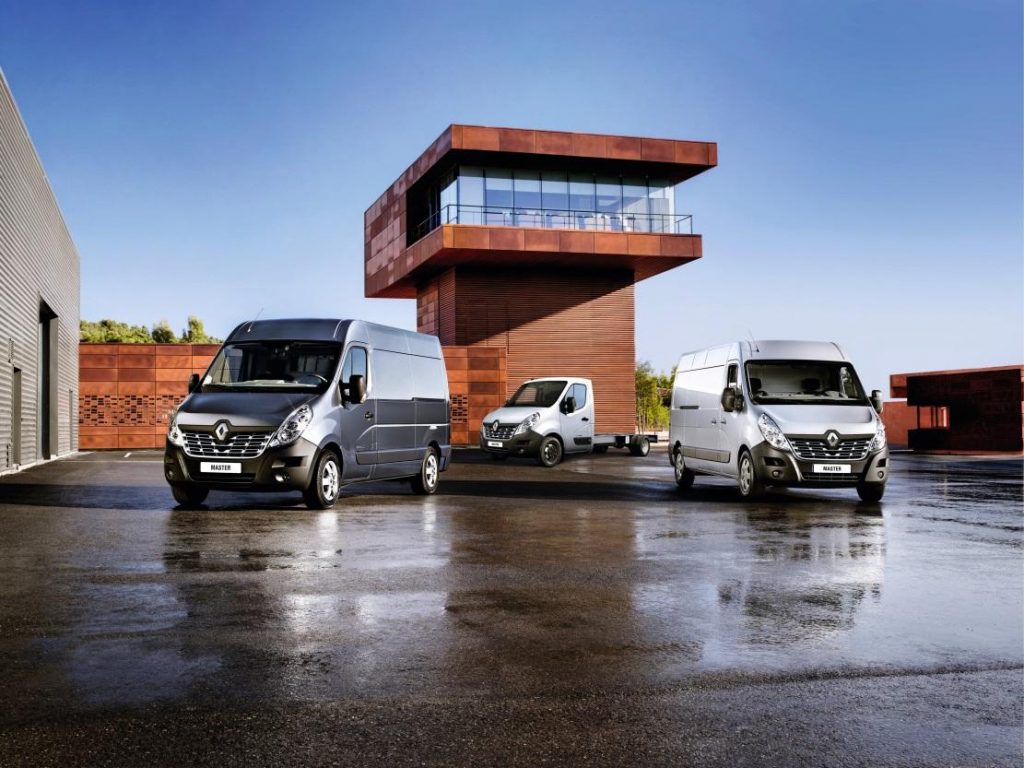 hd-le_renault_master_se_poudre_le_nez_1-3