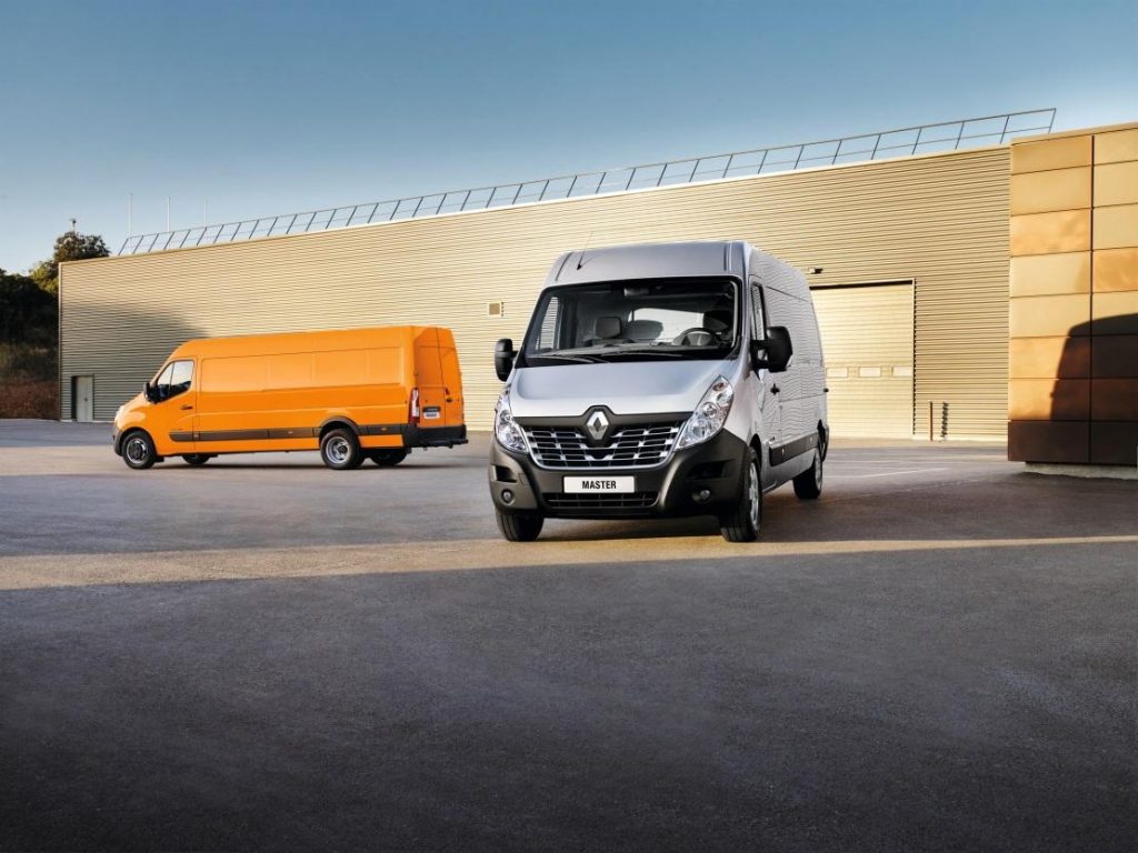 hd-le_renault_master_se_poudre_le_nez_1-4