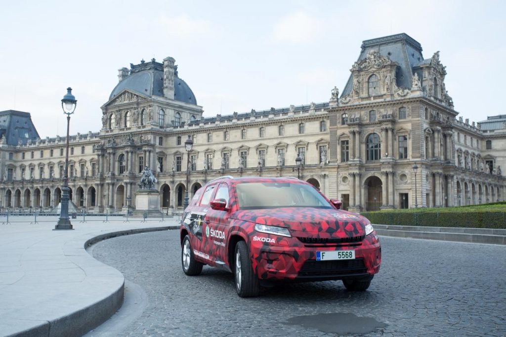 hd-le_skoda_kodiaq_se_glisse_dans_le_peloton_du_tour_de_france_2016_1-4