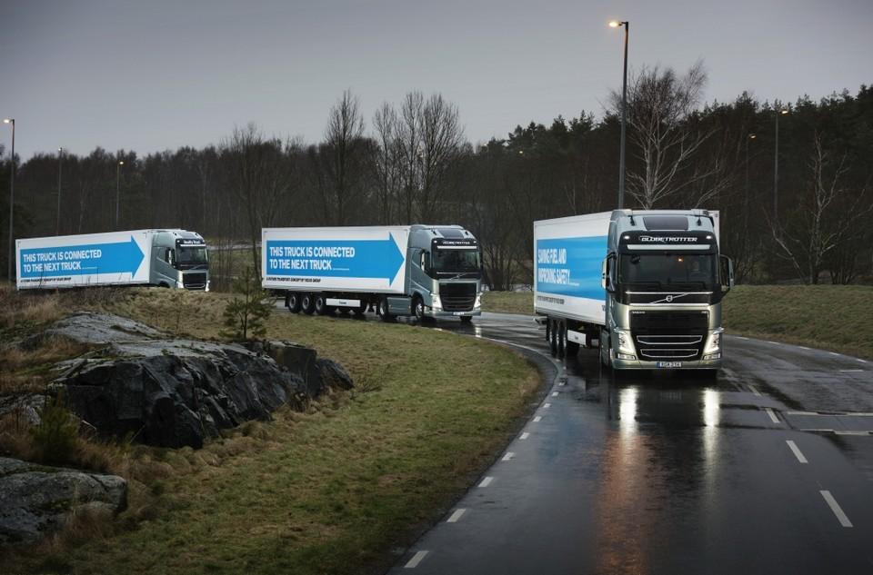 hd-les_camions_volvo_roulent_en_peloton_1-2